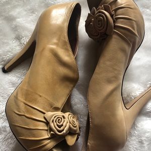 VINCE CAMUTO ( Nude Platform Heels Flower Wedding.